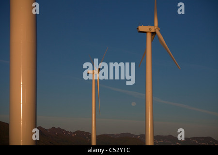 Pilastro montagna progetto Wind Turbine eoliche sul pilastro Mountain all'alba con la luna piena in background, isola di Kodiak, Alaska Foto Stock