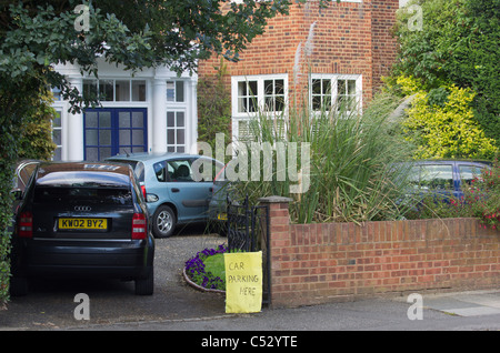 Auto parcheggiata su un vialetto durante il torneo di tennis di Wimbledon Londra Inghilterra Foto Stock