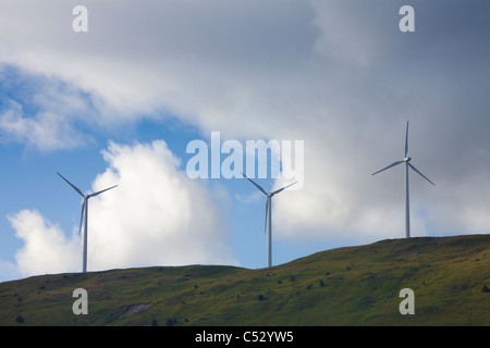 Pilastro montagna progetto Wind Turbine eoliche stand sul pilastro montagna sull isola di Kodiak, Southwest Alaska, estate Foto Stock