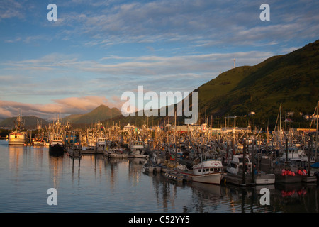 Tramonto su San Paolo Boat Harbour con il pilastro in montagna a destra, Kodiak, Southwest Alaska, estate Foto Stock