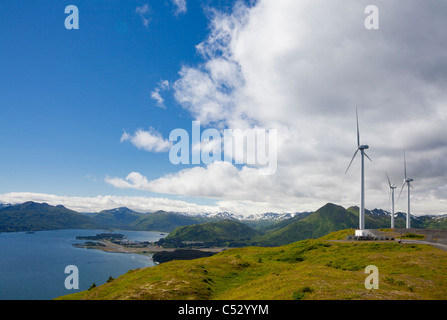 Le turbine eoliche sul pilastro montagna per il Pilastro Mountain progetto eolico, isola di Kodiak, Alaska Foto Stock