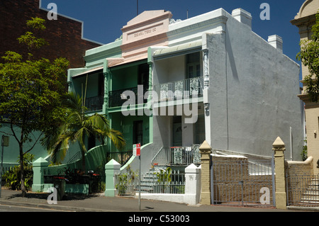 Coloniale tipica casa a schiera del tipo che è comune nella parte interna nei sobborghi di Sydney, Australia. Foto Stock