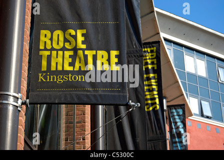 Banner sulla parte esterna del Rose Theatre, Kingston upon Thames Surrey, Inghilterra Foto Stock