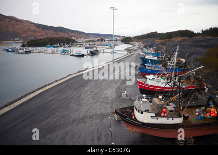 Vista del commerciale di pesca le navi di bolina in fuori il Kodiak cantiere per la manutenzione e la riparazione, Kodiak, Alaska Foto Stock