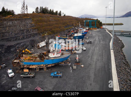 Vista di parcheggiato commerciale di pesca le navi in cantiere Kodiak per la manutenzione e la riparazione, isola di Kodiak, Alaska Alaska Foto Stock