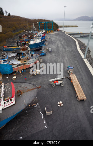 Vista di parcheggiato commerciale di pesca le navi in cantiere Kodiak per la manutenzione e la riparazione, isola di Kodiak, Alaska Alaska Foto Stock