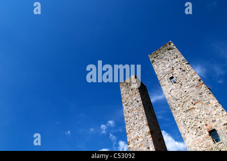 Due torri di pietra a San Gimignano, un piccolo medievale fortificata città collinare della Toscana. Foto Stock