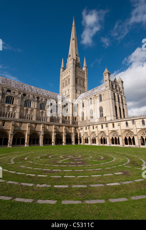 La guglia e del transetto sud della bellissima Norwich Cathedral, East Anglia, Inghilterra. Foto Stock