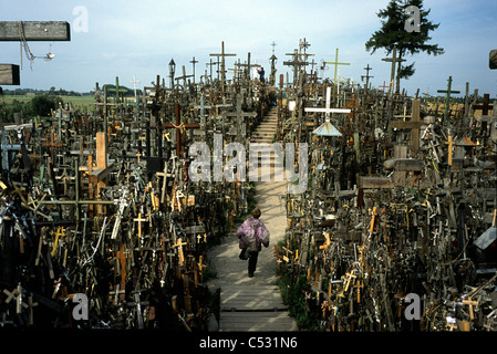 La Lituania. La Collina delle Croci a Tumulo Jurgaicai vicino alla città di Siaulial nel centro della Lituania. COPYRIGHT FOTOGRAFIA DI BRIAN Foto Stock