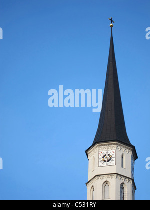 San Michele è la chiesa la guglia in aumento nel cielo blu. Vienna, Austria. Foto Stock