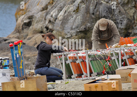 I tecnici di pirotecnica preparando i fuochi d'artificio per 2011 Canada festa intorno Victoria-Victoria, British Columbia, Canada. Foto Stock