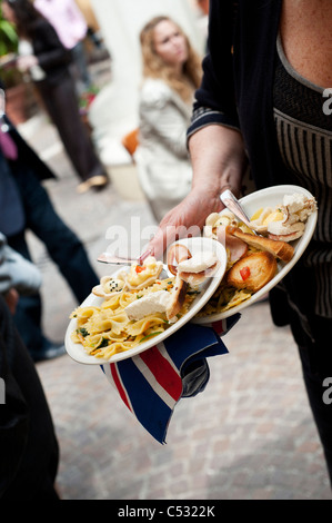 La tradizione alimentare italiana è servita per i membri dell'associazione del British expats in Italia dopo aver guardato il Royal Wedding Foto Stock