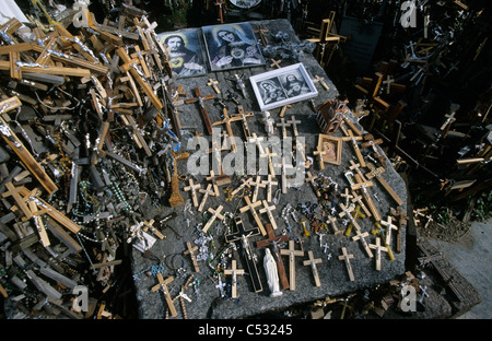 La Lituania. La Collina delle Croci a Tumulo Jurgaicai vicino alla città di Siaulial nel centro della Lituania. COPYRIGHT FOTOGRAFIA DI BRIAN Foto Stock