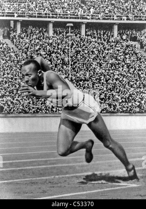 JAMES '" JESSIE OWENS (1913-1980) atleta americano al 1936 Giochi Olimpici Estivi dove ha vinto ben quattro medaglie d oro Foto Stock