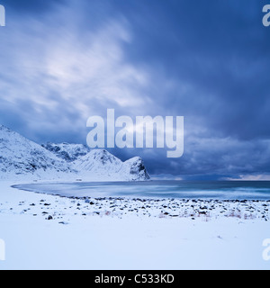 Coperta di neve beach e tempesta di neve, Unstad, isole Lofoten in Norvegia Foto Stock