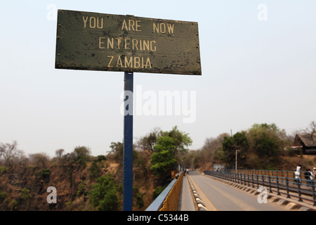 Un segno sulla Victoria Falls ponte che attraversa la gola lungo il confine tra Zambia e Zimbabwe. Foto Stock