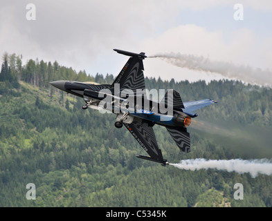 F-16 fighter jet facendo acrobazie in corrispondenza di un'esibizione aerea Foto Stock