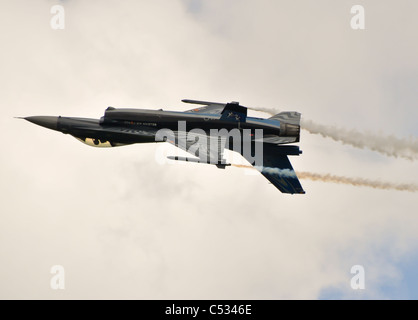 F-16 fighter jet facendo acrobazie in corrispondenza di un'esibizione aerea Foto Stock