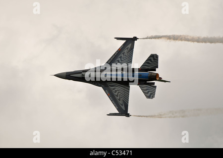 F-16 fighter jet facendo acrobazie in corrispondenza di un'esibizione aerea Foto Stock