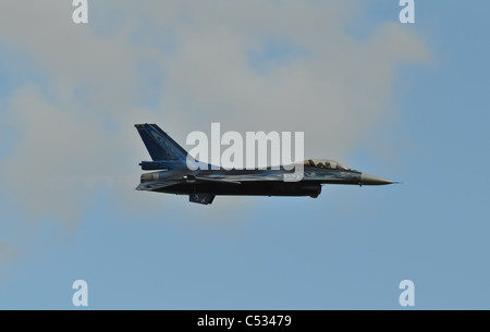 F-16 fighter jet facendo acrobazie in corrispondenza di un'esibizione aerea Foto Stock
