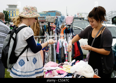 La donna a fare un acquisto in auto boot vendita Southsea seafront England Regno Unito Foto Stock