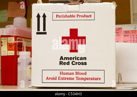La Croce Rossa contenitore utilizzato per unità di sangue e per la conservazione della sacca di sangue per la trasfusione. Foto Stock