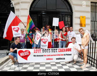 Il gruppo polacco esigenti partenariati civili in Polonia al di fuori dell'Ambasciata polacca a Londra Gay Pride Parade 2011 Foto Stock