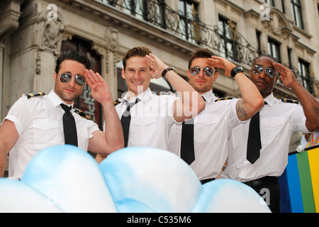 Gruppo Pop blu su British Airways galleggiante nella Londra Gay Pride Parade 2011 Foto Stock