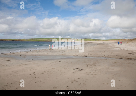 Baia di Skaill spiaggia accanto a Skara Brae Età della Pietra Sito in Orkney, Scozia Foto Stock