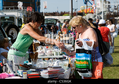 La donna a fare un acquisto in auto boot vendita Southsea seafront England Regno Unito Foto Stock