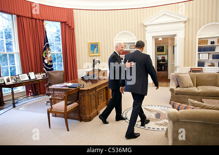 Il presidente Barack Obama e il Vice Presidente Joe Biden dirigersi verso l'Ufficio Ovale sala da pranzo privata per pranzo, Giugno 8, 2011. Foto Stock