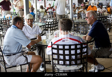 Il presidente Barack Obama si rilassa dopo una partita di golf con il Vice Presidente Joe Biden, altoparlante della casa John Boehner, e Ohio Foto Stock