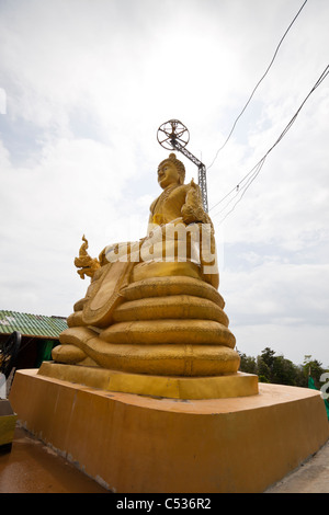 Dettaglio del "più piccoli" 12 metri golden statua del Buddha dietro il Big Buddha il più grande, la nuova attrazione di Phuket, Tailandia. Foto Stock