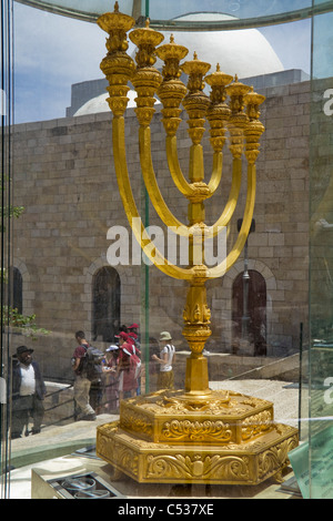 Golden Menorah ricreato nella Città Vecchia di Gerusalemme Israele Foto Stock