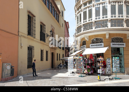 Malaga Spagna stretta strada pedonale tra case, appartamenti e aziende. Segni di Souvenir su un angolo. Foto Stock