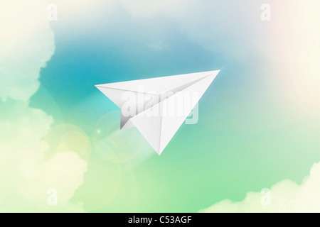 Aeroplano di carta volare attraverso l'aria Foto Stock