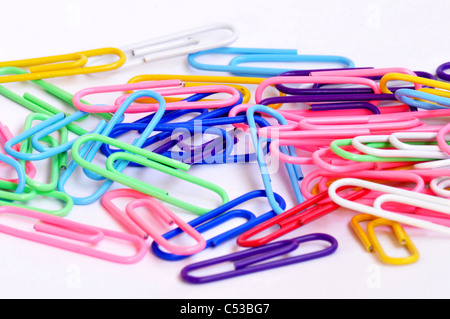 Carta colorata clip su sfondo bianco Foto Stock