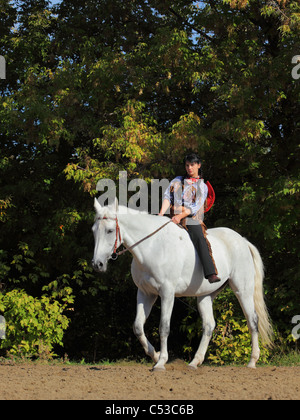 La ragazza in abito indiano (рarticipant role-playing game) andare a cavallo Foto Stock