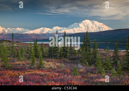 Scenario paesaggistico di Mt. McKinley e meraviglia il lago al mattino, Parco Nazionale di Denali, Interior Alaska, l'autunno. HDR Foto Stock