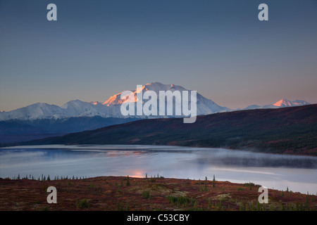 Scenario paesaggistico di Mt. McKinley e meraviglia il lago al mattino, Parco Nazionale di Denali, Interior Alaska, l'autunno. HDR Foto Stock