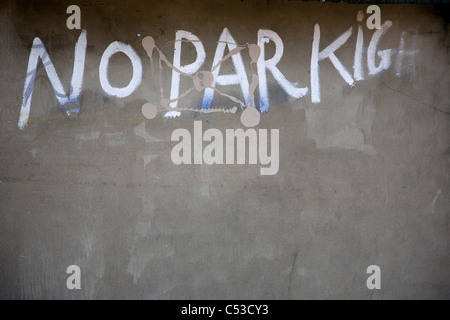 Nessun segno di parcheggio dipinto a mano sul muro - scritto in modo errato Foto Stock