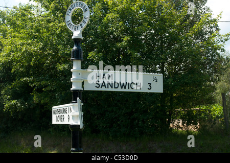 Strada segno direzionale per prosciutto e Sandwich Kent England Regno Unito Foto Stock