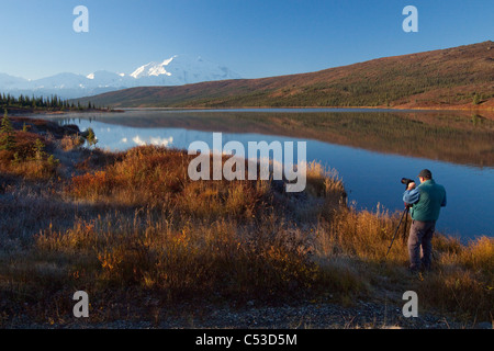 L'uomo fotografie il lato nord del Mt. McKinley dal lago di meraviglia nel Parco Nazionale e Riserva di Denali, Interior Alaska, caduta Foto Stock