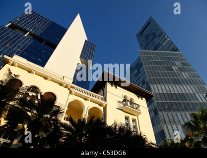 Vista di moderni edifici in vetro attraverso la villa urbana Levine House progettata dall'architetto Yehuda Megidovich nello stile architettonico eclettico nel 1924 che ospitava la casa dell'Ambasciata russa situata in Rothschild Boulevard, nel centro di Tel Aviv Israele Foto Stock
