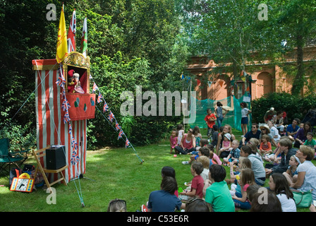 Punch e Judy Show a Petersham village fete Richmond Surrey. Regno Unito. 2011 2010s HOMER SYKES Foto Stock