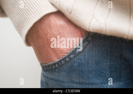 La mano in tasca pantaloni Foto Stock