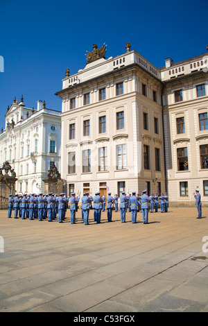 Soldato durante il cambio della guardia al Castello di Praga, Praga, Repubblica Ceca, Europa Foto Stock
