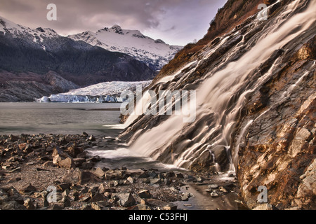 Vista panoramica del nocciolo cade con Mendenhall Glacier in background nei pressi di Juneau, a sud-est di Alaska, molla Foto Stock