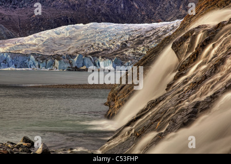 Vista panoramica del nocciolo cade con Mendenhall Glacier in background nei pressi di Juneau, a sud-est di Alaska, molla Foto Stock