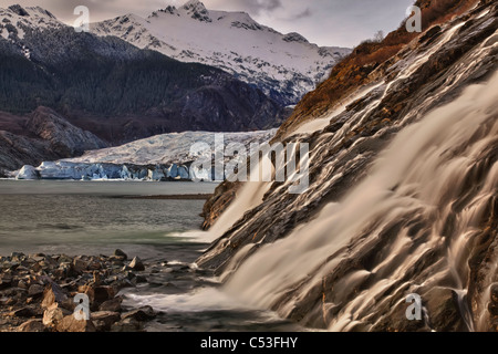 Vista panoramica del nocciolo cade con Mendenhall Glacier in background nei pressi di Juneau, a sud-est di Alaska, molla Foto Stock